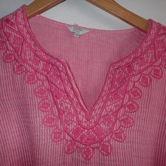 Crown & Ivy Pink/White Pinstripe Seersucker embroidered v-neck collar 3/4 sleeve - Picture 5 of 5